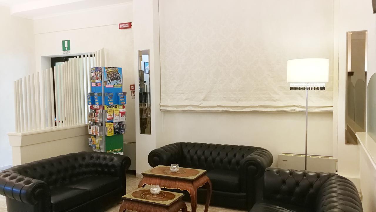 רימיני Appartamenti Montmartre מראה חיצוני תמונה